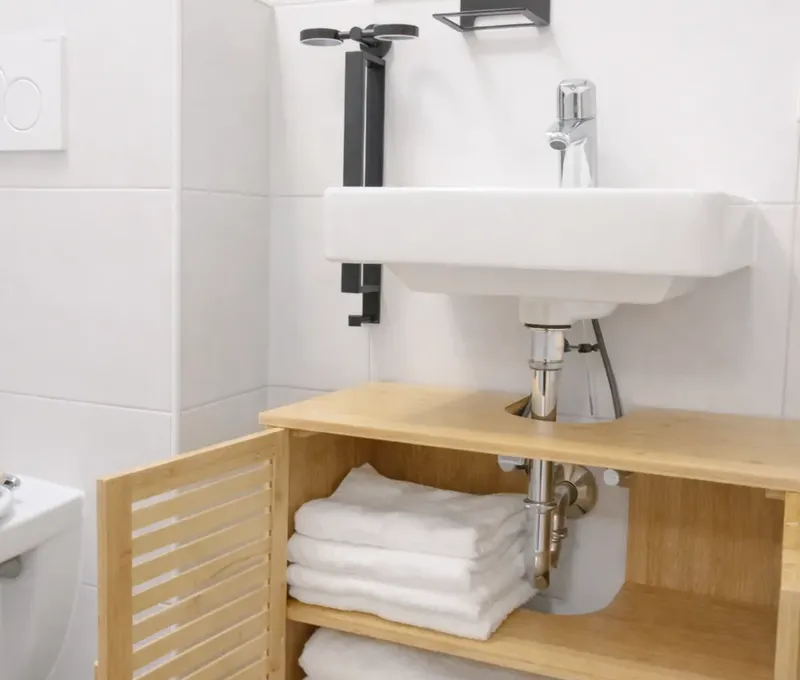 Waschbecken im Badezimmer vom Ferienhaus Seeblick Badezimmer im Ferienhaus Seeblick mit Waschbecken, Ablage und Handtüchern.