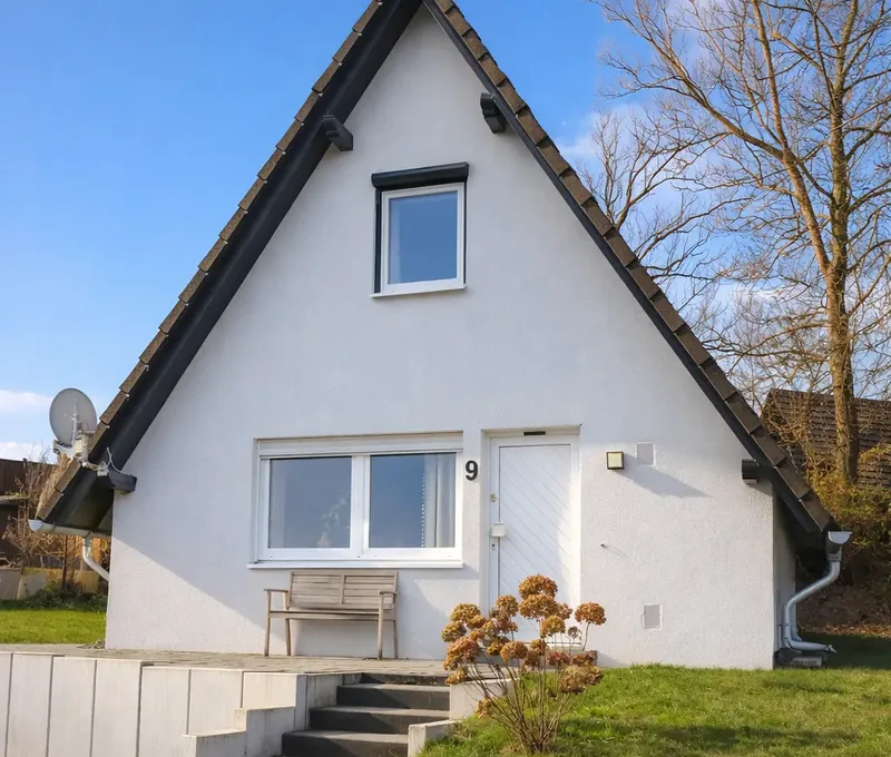 Außenansicht Ferienhaus Seeblick mit Eingang Außenansicht vom Ferienhaus Seeblick mit Eingangstreppe, Terrasse und Garten.