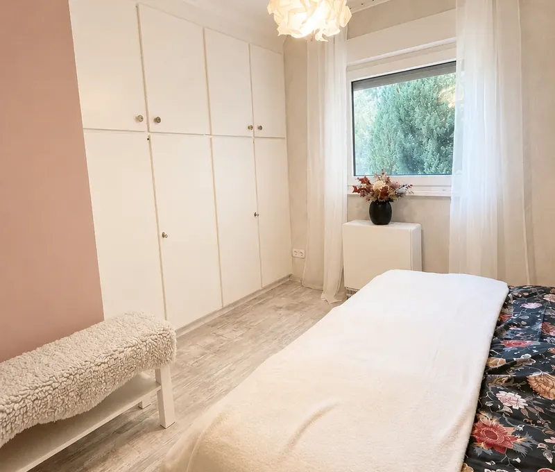Schlafzimmer mit Kleiderschrank im Haus am See Schlafzimmer im Haus am See mit Doppelbett, Kleiderschrank und Fenster.