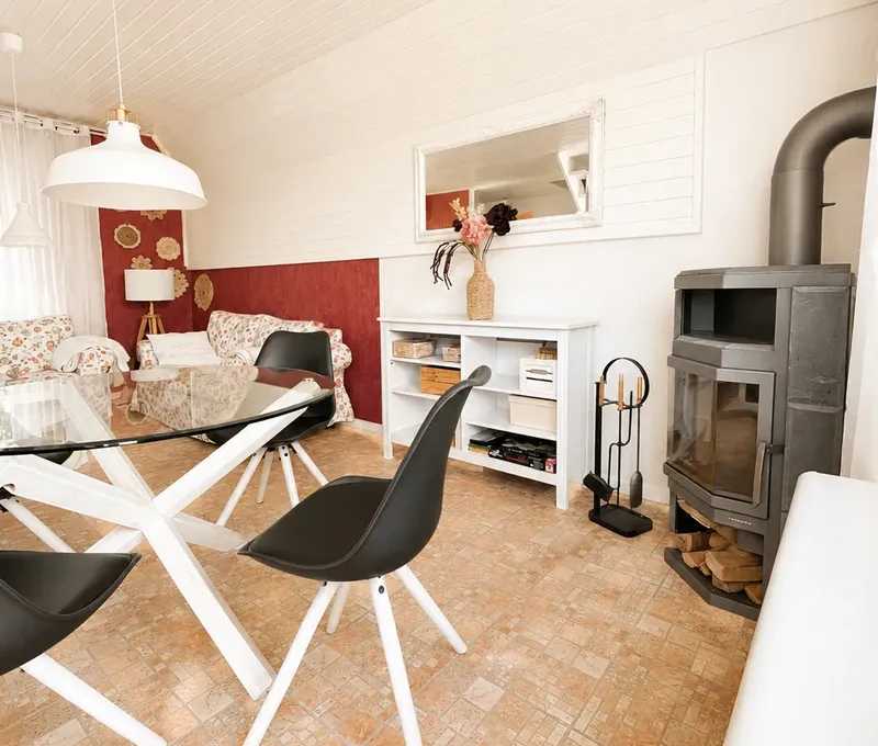Wohnzimmer mit Kamin im Haus am See Wohnzimmer im Haus am See mit Kaminofen, Essbereich und Sofa.