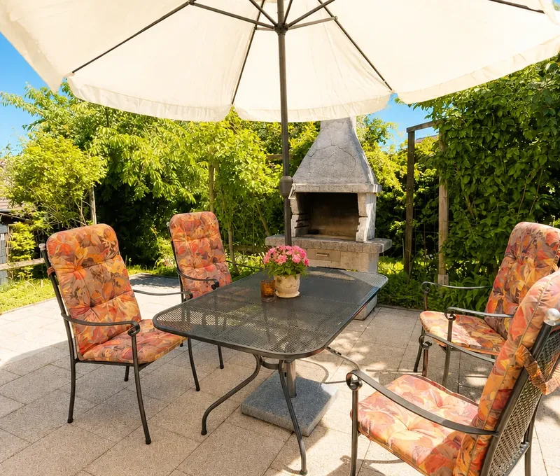 Terrasse am Haus am See Terrasse am Haus am See mit Sonnenschirm, Sitzgruppe und Blick ins Gruene.