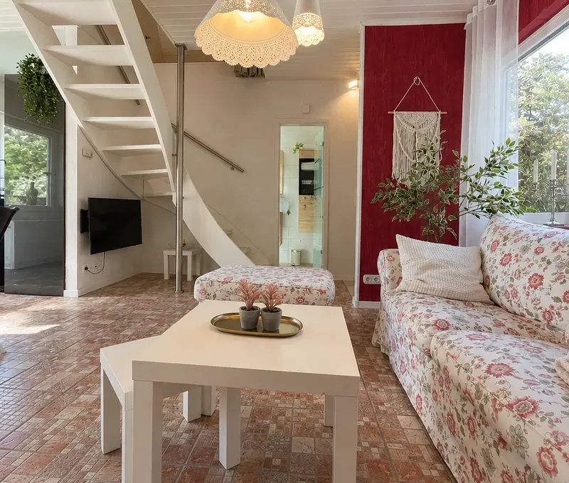 Wohnzimmer mit Couchtisch im Haus am See Wohnzimmer im Haus am See mit Sofa, Couchtisch und Blick zum Essbereich.