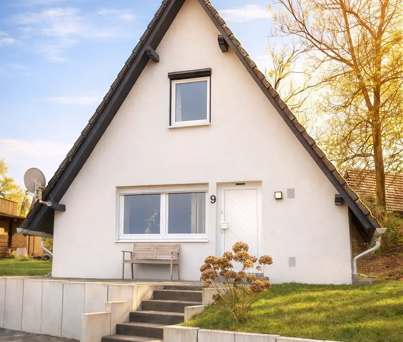 Außenansicht mit Terrasse vom Ferienhaus Seeblick Ferienhaus Seeblick mit Terrasse, Eingangstreppe und Gartenbereich.