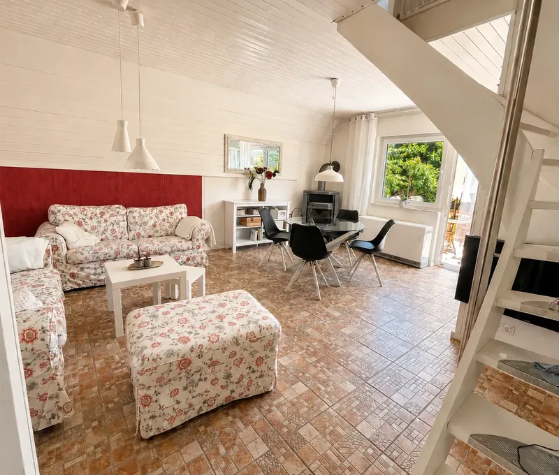 Wohnzimmer mit Galerie im Haus am See Grosszuegiger Wohnbereich im Haus am See mit Sofa, Galerie und Treppe.
