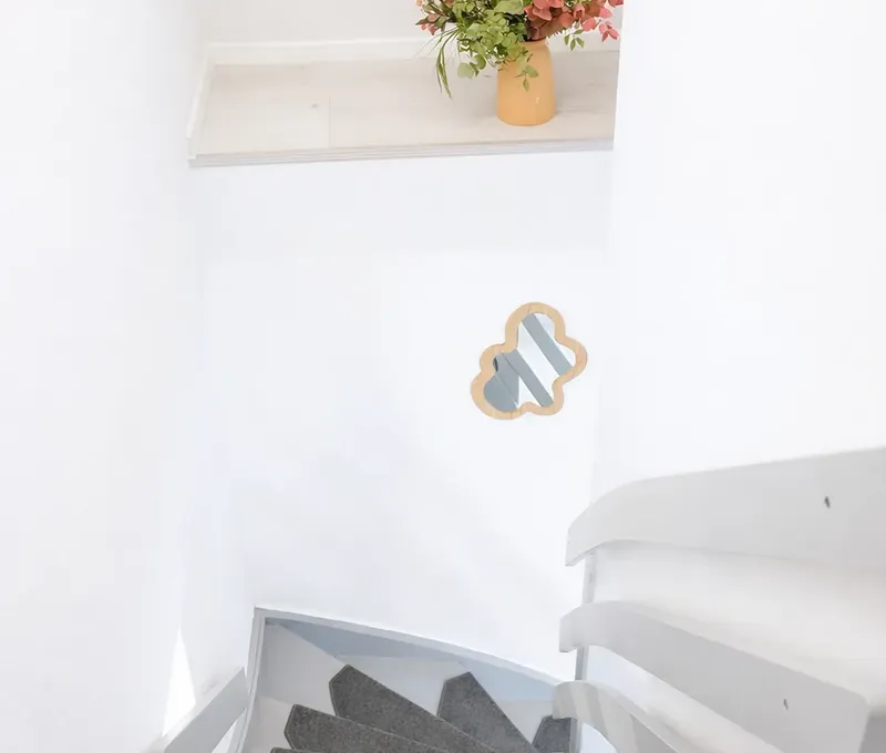 Treppe im Ferienhaus Seeblick Helle Treppe im Ferienhaus Seeblick zum Obergeschoss mit Wanddekoration.