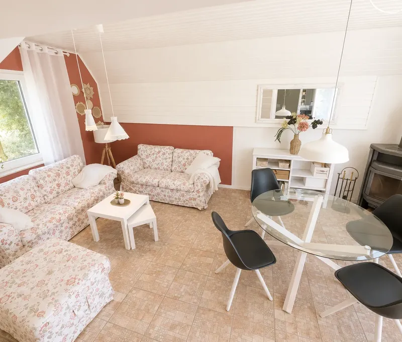 Sofalandschaft im Haus am See Wohnzimmer im Haus am See mit grosser Sofalandschaft, Couchtisch und hellen Fenstern.